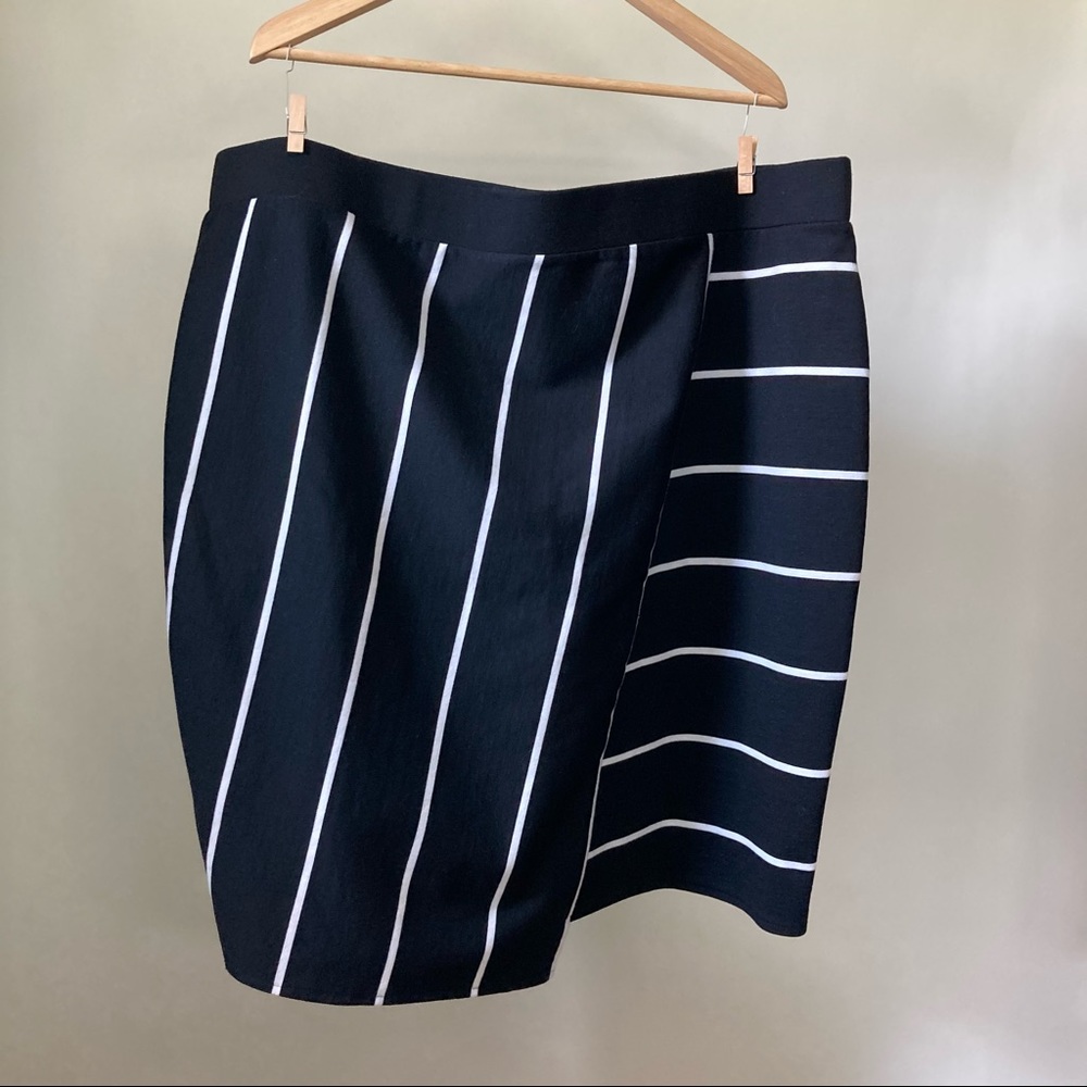 Belle and Sky Plus Sz Black and White Midi Skirt
